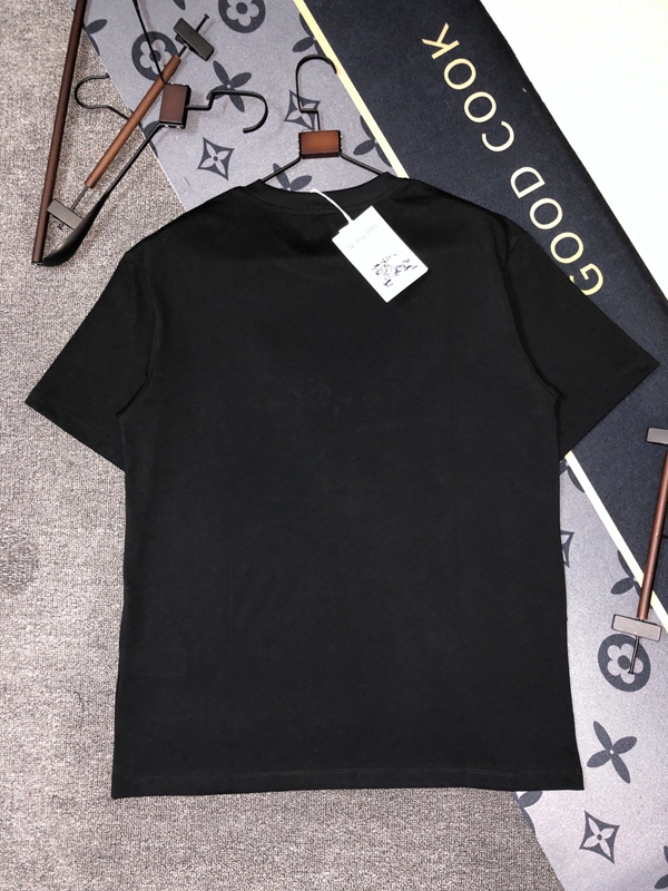 ブランドTシャツ着用イメージ